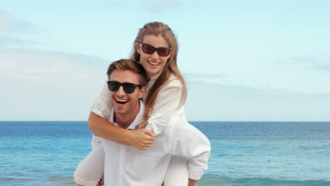 Pareja-Feliz-Divirtiéndose-En-La-Playa