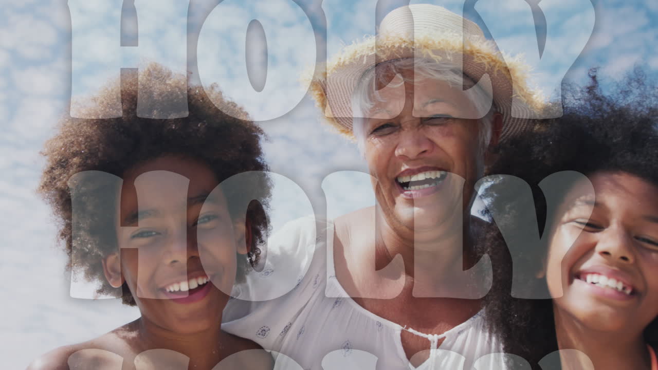 animación de saludos de navidad texto sobre abuela biracial con nietos en la playa.