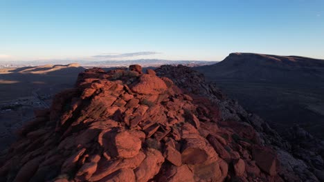 Primer-Plano-Aéreo-De-La-Formación-De-Roca-Geológica-En-El-Cañón-De-Roca-Roja-Las-Vegas-California,-Paisaje-Escénico-Durante-Las-Horas-Doradas