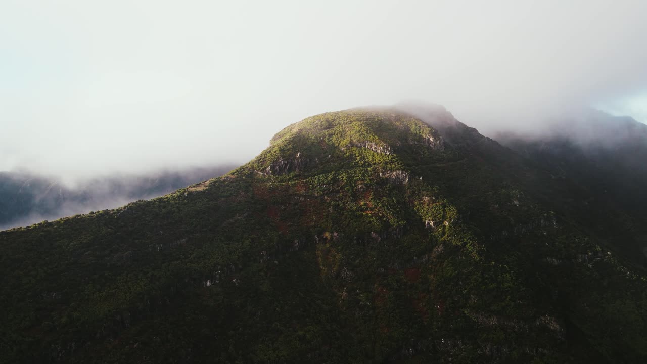 fotografía aérea de la niebla sobre la montaña verde en pico do areiro, en la isla de madeira