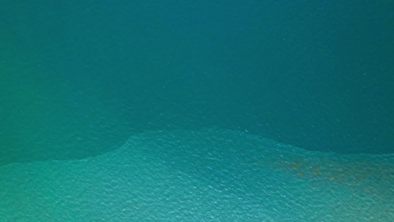 드론이 아름다운 바다에서 움직이는 4k 공중 뷰, 바다, 개방된 바다에서 비행, 역동적인 공중 촬영.