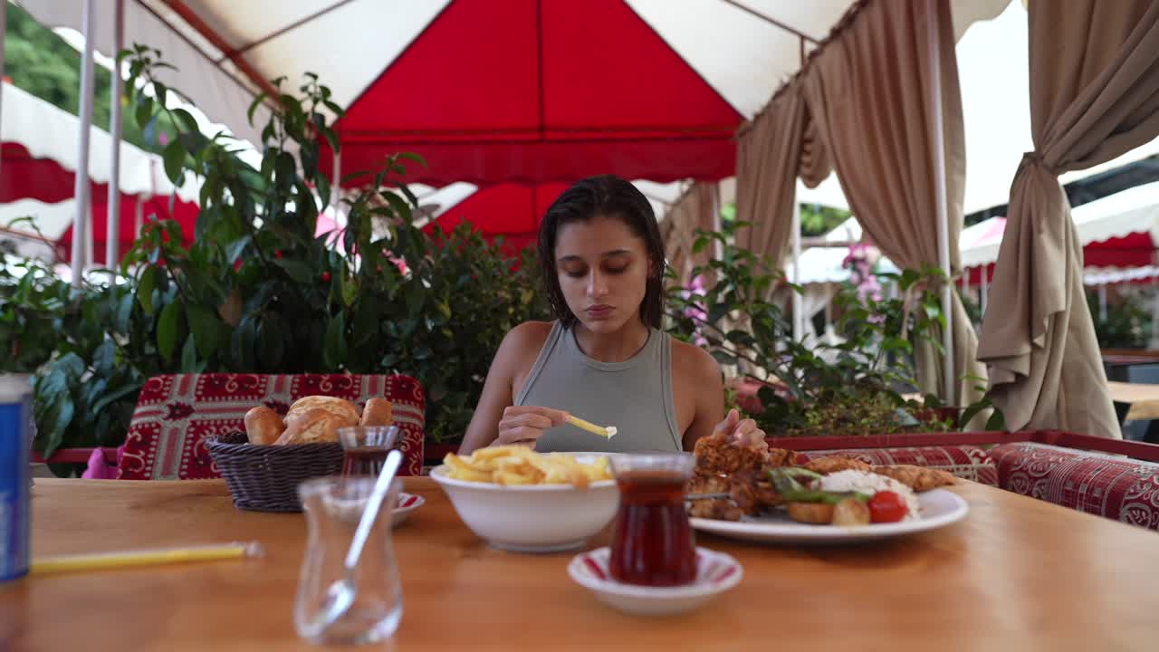 야외 에서 식사 를 즐기는 여자