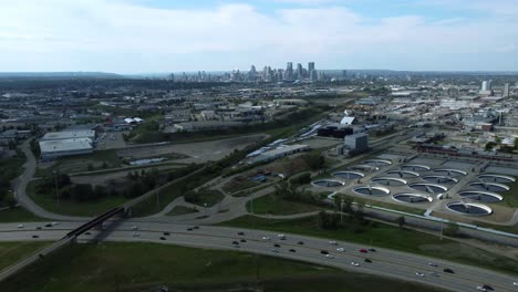 el área industrial de calgary con el centro de la ciudad en el fondo y la autopista en primer plano