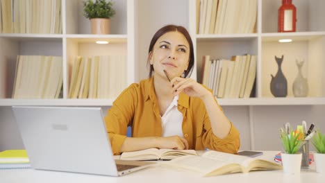 Carrera-Soñando-Estudiante-Femenina.