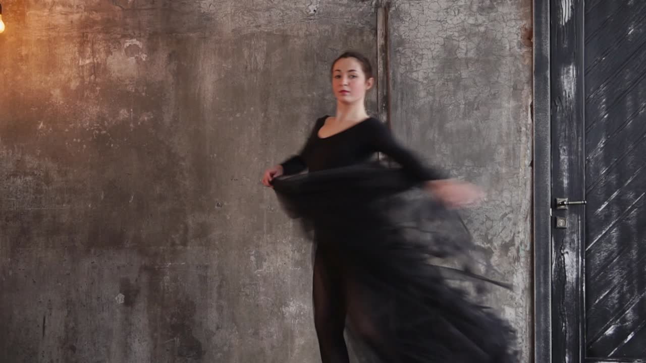 молодая женщина танцует фламенко в студии