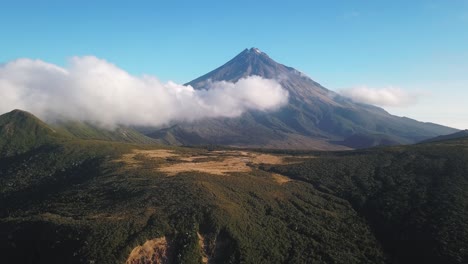 paisaje escénico con el volcán mt taranaki en el fondo