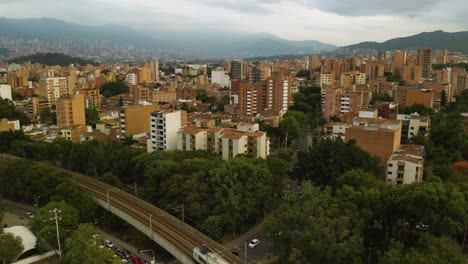 Tren-Metro-Sale-De-Ciudad-Colombiana