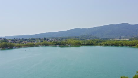 Vista-De-Pájaro-Sobre-El-Pintoresco-Lago-De-Banyoles,-Un-Popular-Destino-Turístico-De-Cataluña-En-España