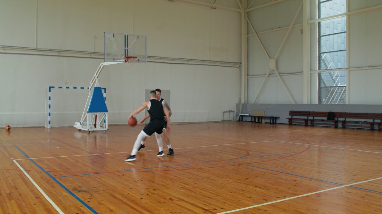 Giocatori di basket in un campo al coperto