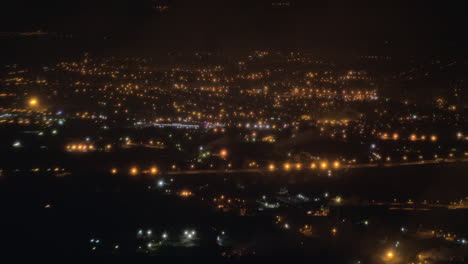 Fliegen-Mit-Dem-Flugzeug-über-Paris,-Beleuchtet-Bei-Nacht,-Frankreich