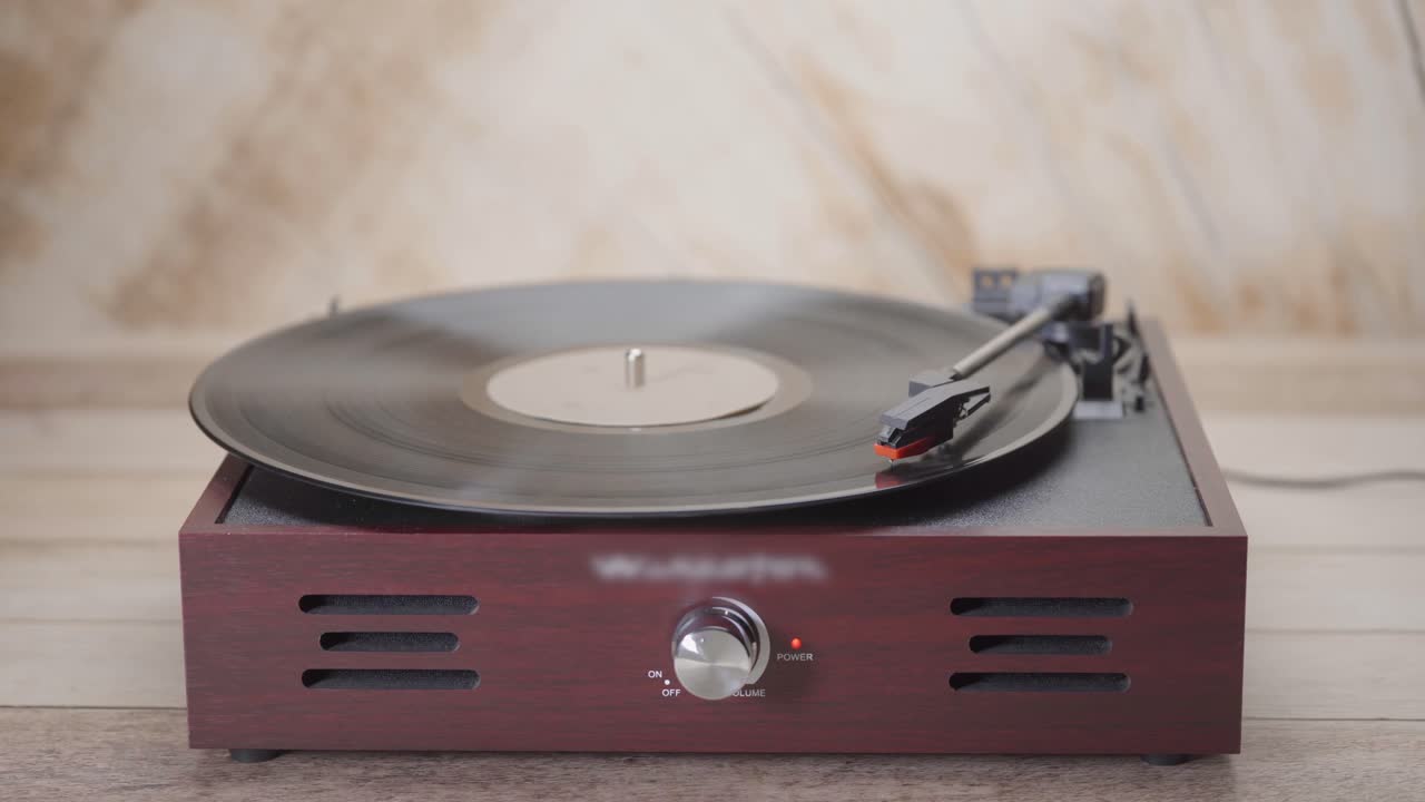 Mano che riproduce un disco in vinile su un giradischi vintage