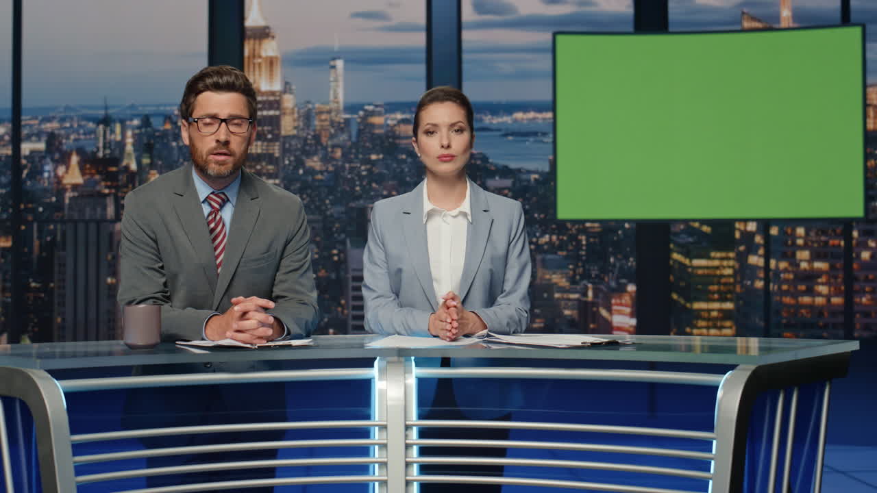 진지한 진행자 들 이 이야기 하고 있는 그린 스크린 뉴스 들 이 서 있는 저녁 tv 스튜디오 클로즈업