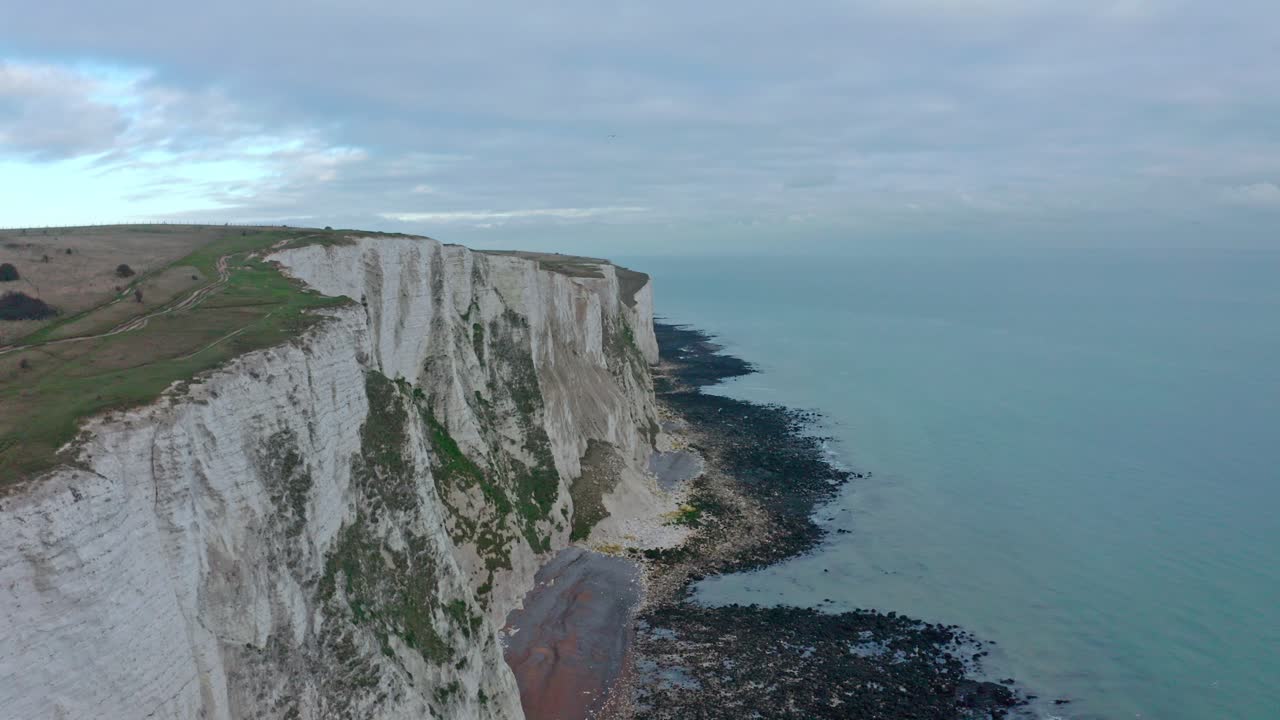 disparo de un dron deslizante aéreo alejándose de los acantilados blancos de dover
