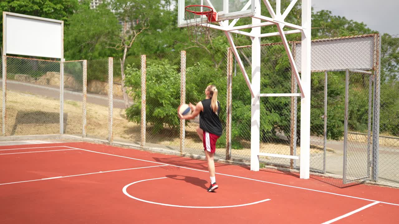 женщины играют в баскетбол на открытом воздухе в солнечный день
