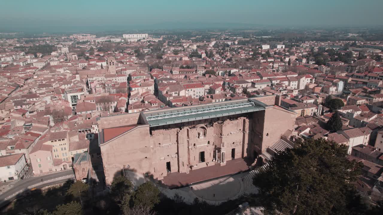 Passaggio sopra la Vergine Maria per rivelare un teatro all'aperto con la sua città sullo sfondo nel sud della Francia, in una soleggiata giornata estiva