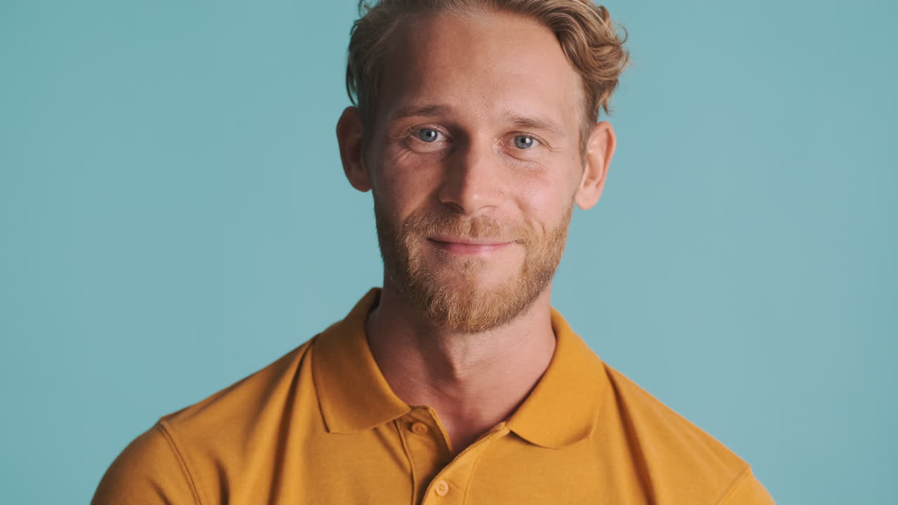 금발의 스칸디나비아 남자가 포즈를 취하고 있습니다.