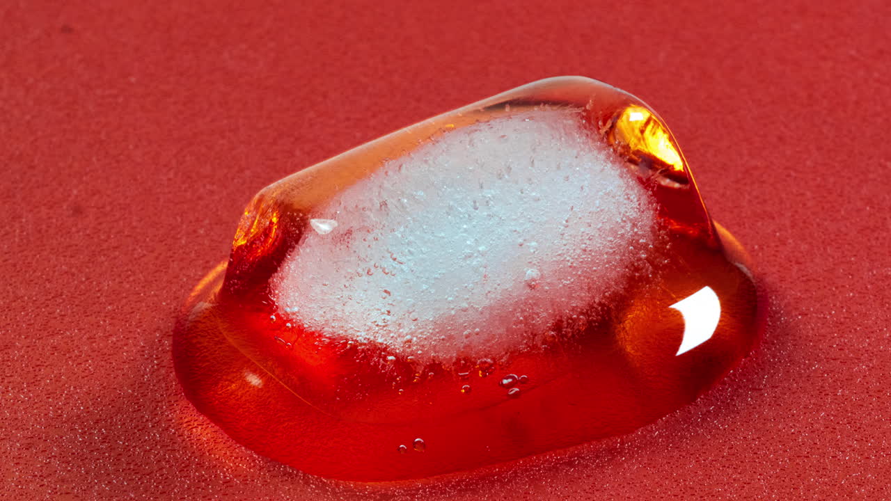 따뜻한 오렌지색 배경에 얼음 큐브 녹는 시간 간격