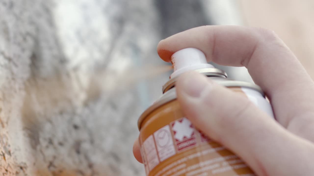 벽 에 그라피티 를 스프레이 로 그리는 것