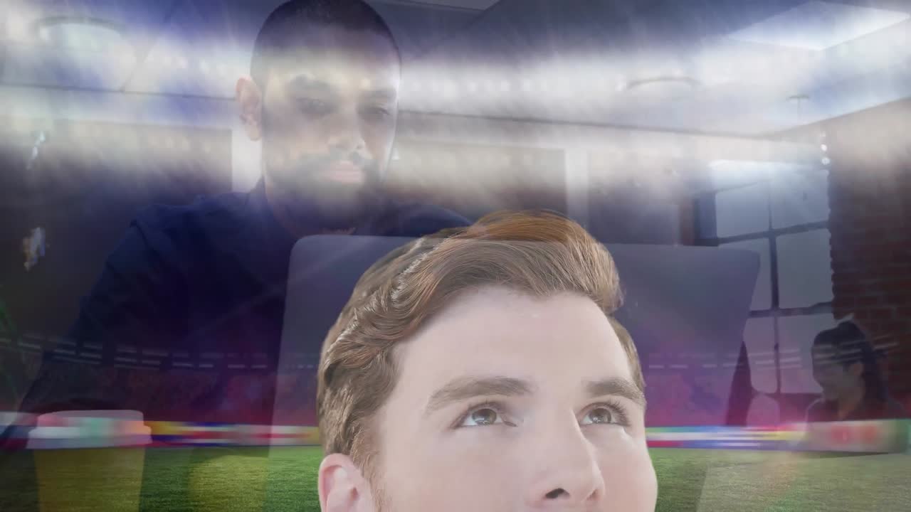 카우카시안 남자와 스포츠 스타디움의 애니메이션이 사무실에서 노트북을 사용하는 두 인종 사업가보다 더 많습니다.