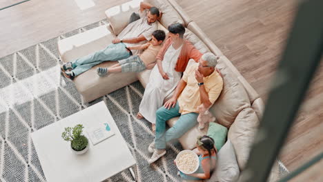 familia multigeneracional disfrutando del tiempo juntos en la sala de estar