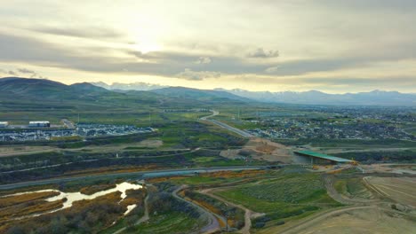 aéreo: increíble vista del atardecer cerca del ferrocarril y del río jordán en bluffdale, utah, tiro hacia adelante y hacia abajo