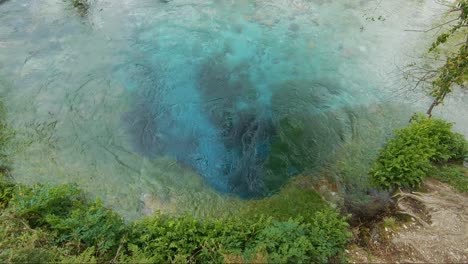 Wasserquelle,-Blaues-Wasser-Im-Blauen-Auge-Bei-Sarande-In-Albanien,-Filmische-Orte