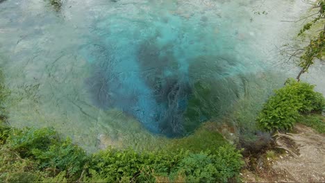 manantial de agua, agua azul en ojo azul cerca de sarande en albania, lugares cinematográficos