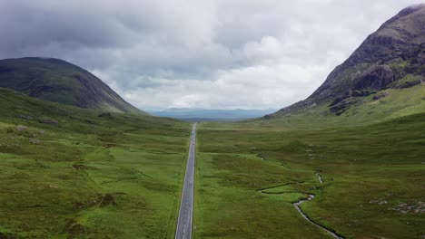 Camino-Solitario-A-Través-De-Glen-Coe-Y-Rannoch-Moor,-A82,-Tierras-Altas,-Escocia