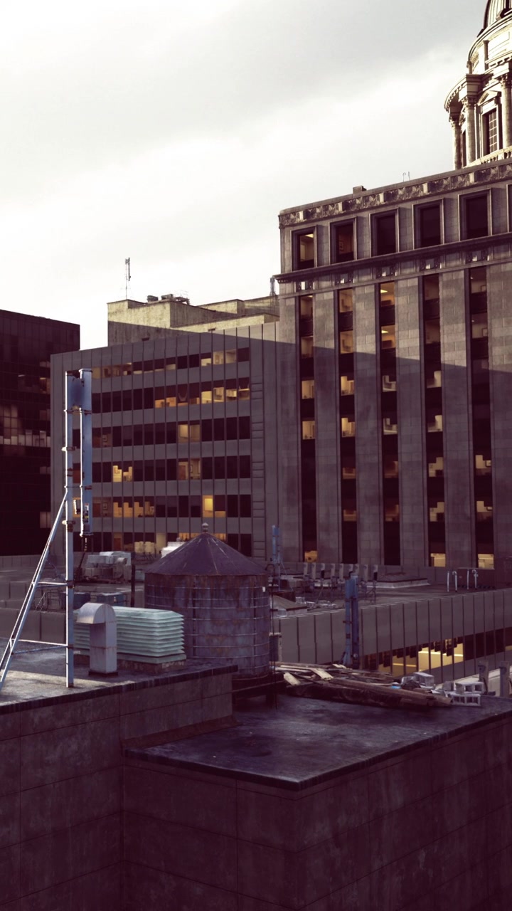 El horizonte urbano brilla mientras la luz del atardecer baila sobre los edificios de oficinas.
