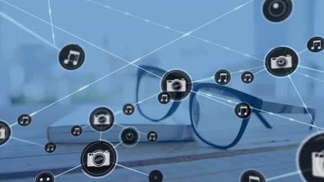 animación de la red de conexiones con iconos sobre gafas y portátil
