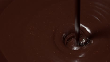 Verter-Chocolate-Caliente-Oscuro-Derretido-De-Primera-Calidad,-Proceso-De-Elaboración-De-Postres-Dulces-De-Confitería,-Glaseado