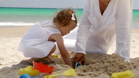 Niña-Cavando-En-La-Arena-Dorada-De-La-Playa