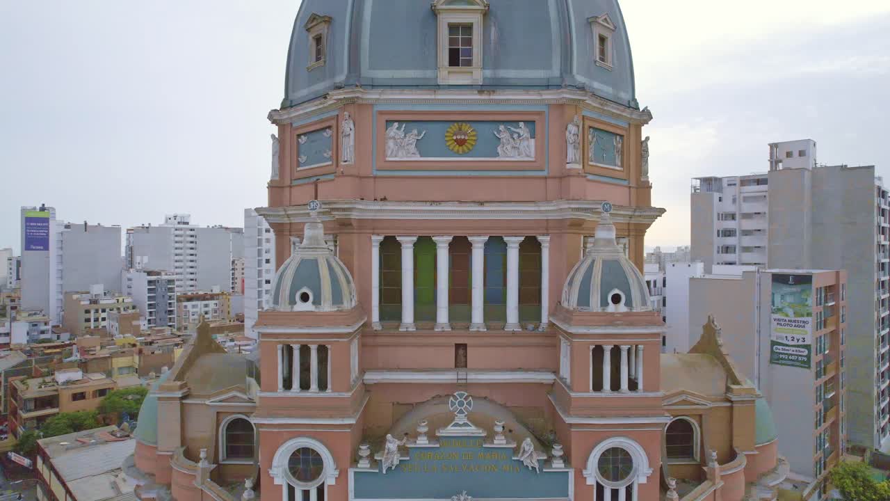 Vista aérea de la cúpula y fachada ornamentada de una iglesia en una ciudad