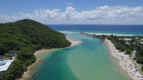 Mündung-Des-Tallebudgera-Creek-–-Natürliche-Flussmündung-An-Der-Gold-Coast,-Australien,-Wo-Der-Bach-Auf-Den-Pazifischen-Ozean-Trifft