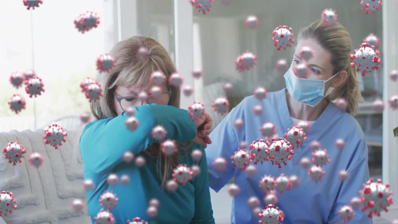 코로나19 바이러스 세포의 애니메이션 백인 고령 여성과 마스크를 착용한 간호사