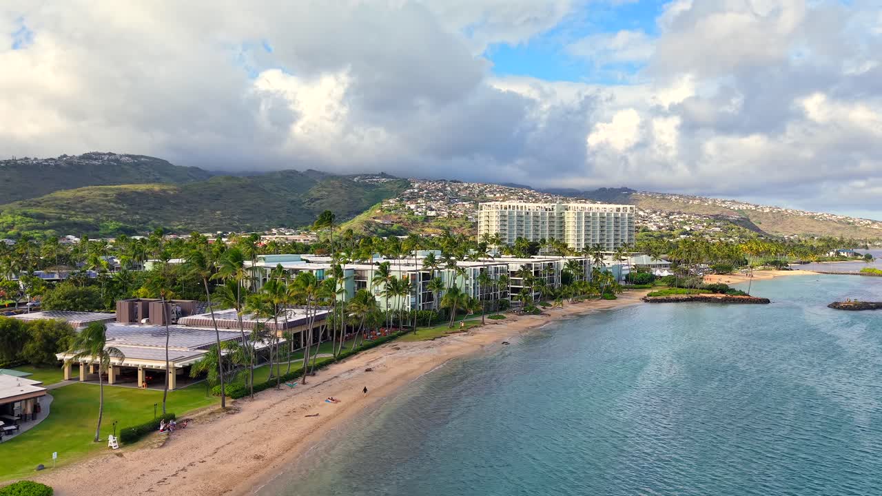 Kahala Hotel e proprietà fronte mare sulla costa di Honolulu, ripresa aerea all'ora d'oro