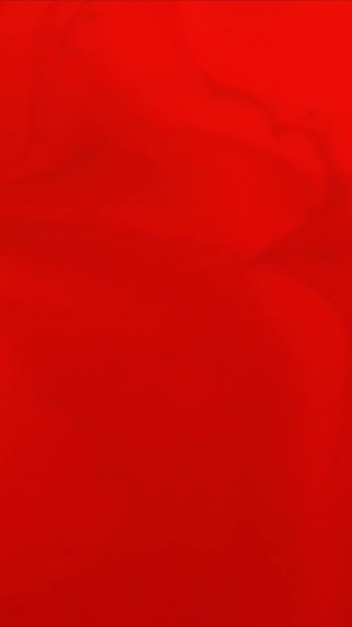 Flusso astratto dinamico di liquido rosso e viola