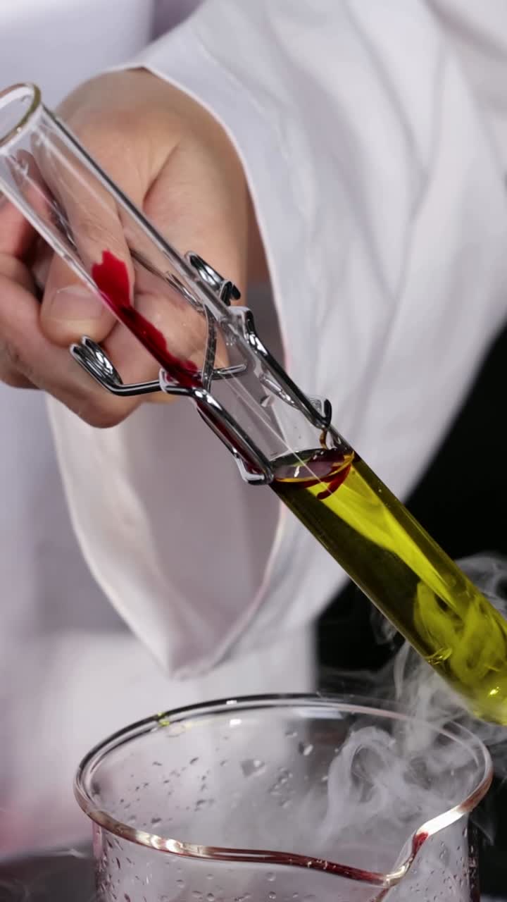 Esperimento che mostra una reazione chimica e la formazione di fumo