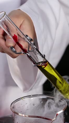 experimento que muestra reacción química y formación de humo