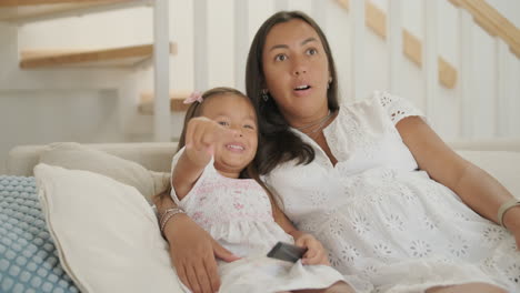madre e hija viendo la televisión