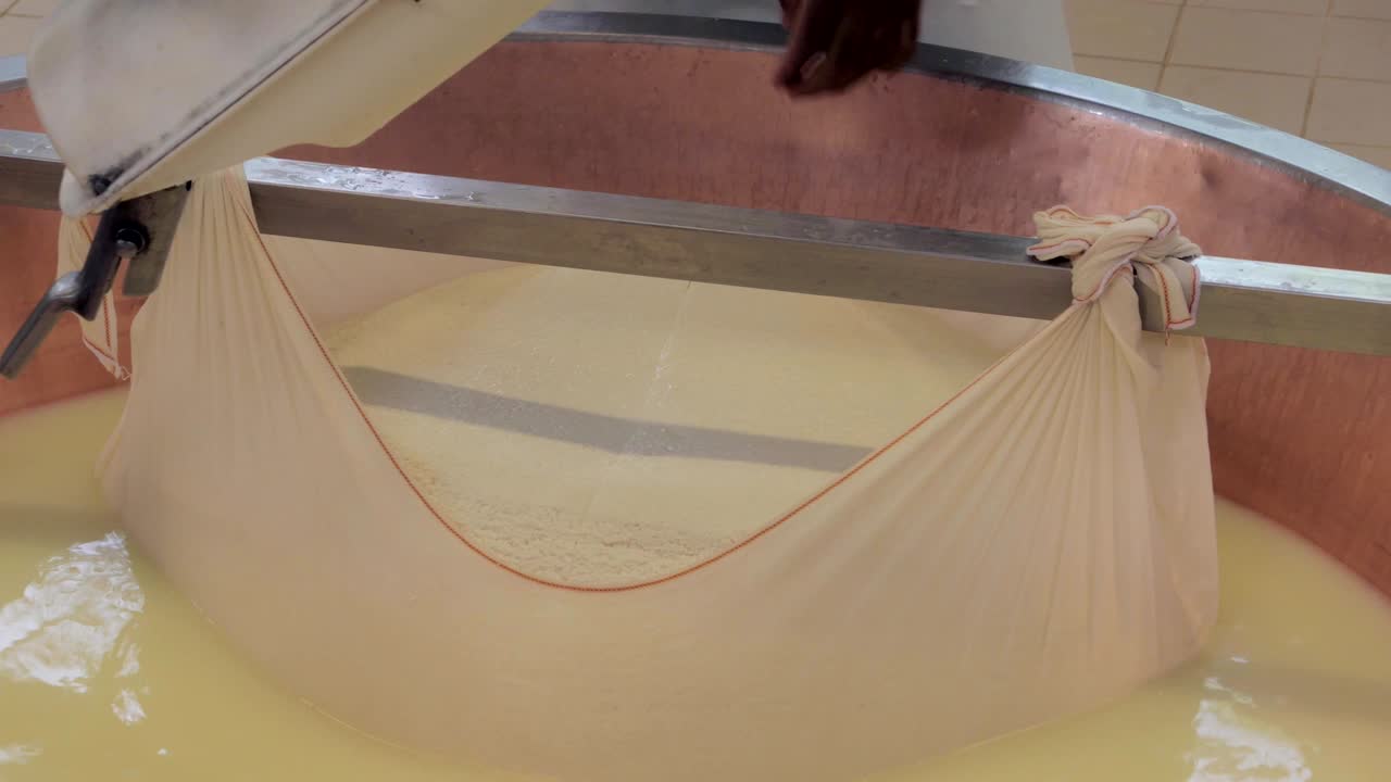 파르메잔 치즈의 생산, 절단