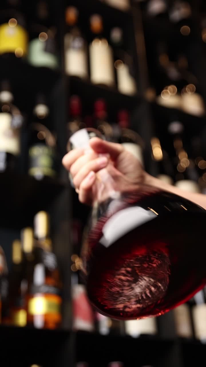 Decantazione di vino rosso in una cantina vinicola