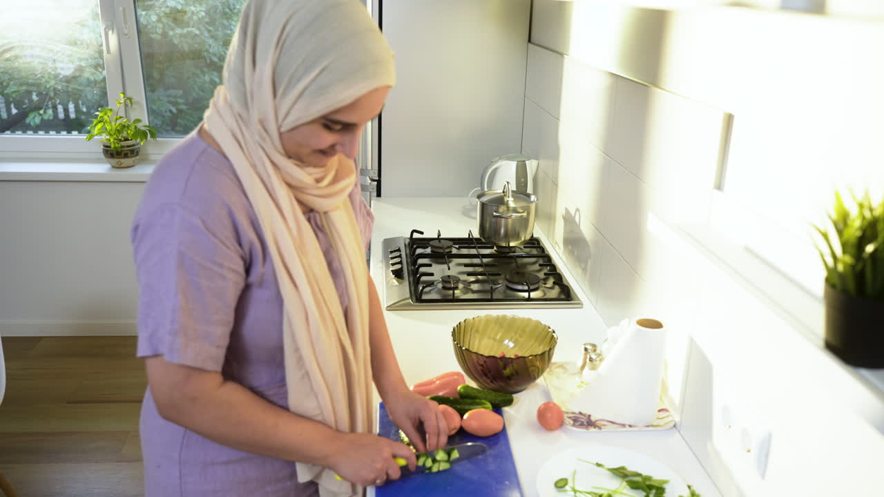 vista superior de una mujer con hijab en la cocina.