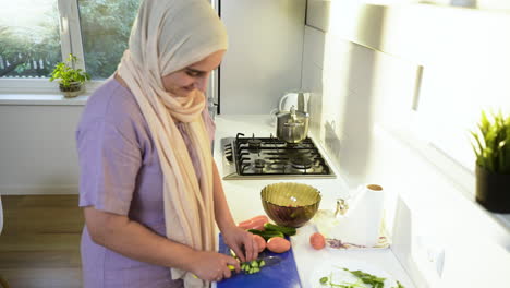 Vista-Superior-De-Una-Mujer-Con-Hiyab-En-La-Cocina.