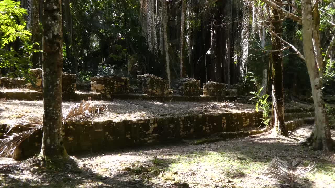 el edificio de las once puertas en el sitio maya de kohunlich - quintana roo, méxico