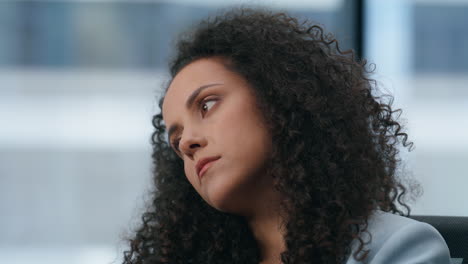 empleado cansado que tiene un fracaso en el negocio de primer plano. empleado triste pensando en la oficina