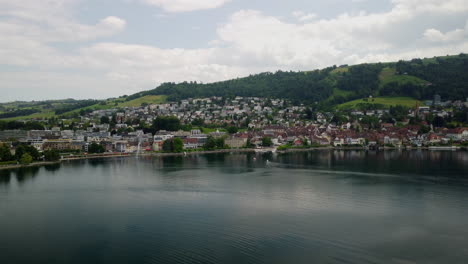 Seitlicher-Flug-über-Die-Stadt-Zug-In-Der-Schweiz