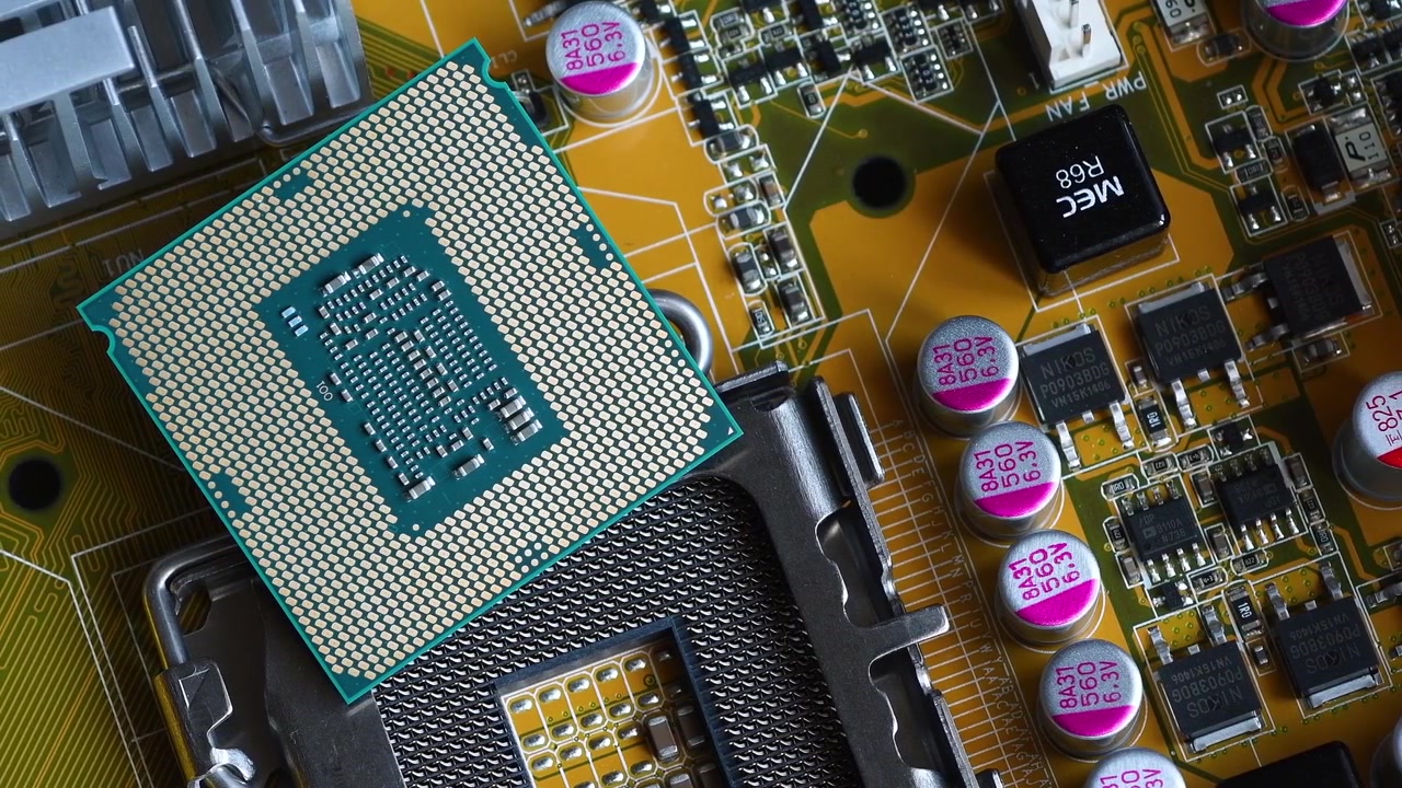 Processador de computador CPU colocado em placa-mãe de circuito