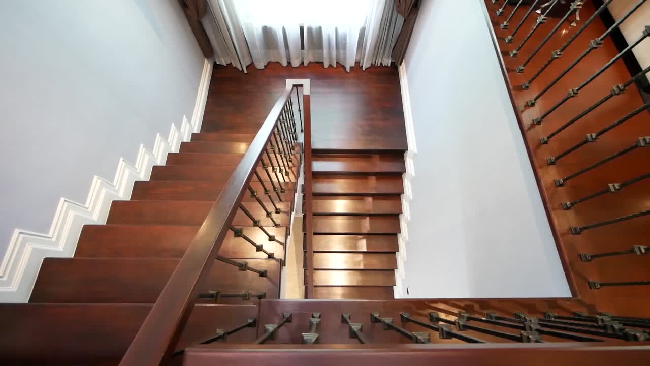 escalera de casa elegante y lujosa