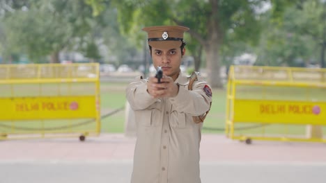 Oficial-De-Policía-Indio-Apuntando-Con-Su-Arma